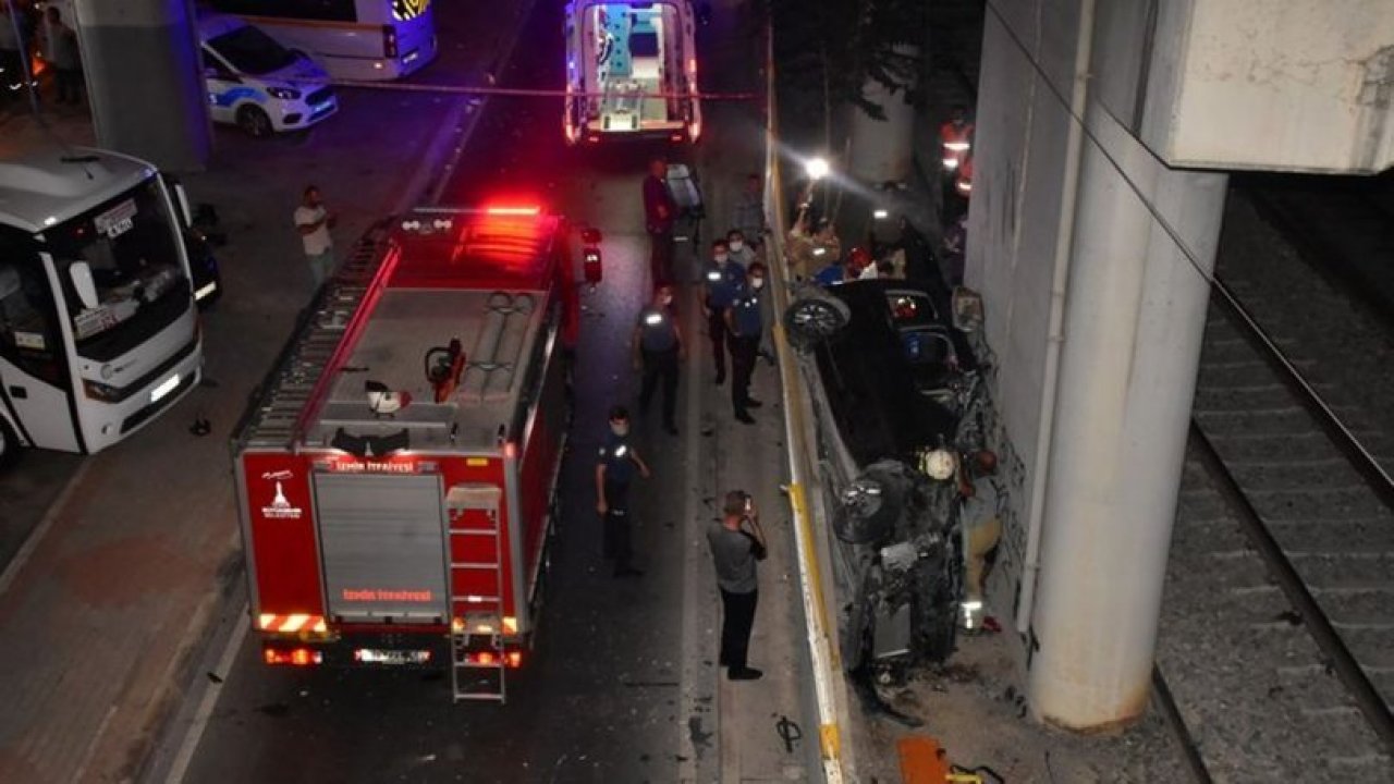 İzmir de feci kaza Hafif ticari araç üst geçitten tren raylarına uçtu