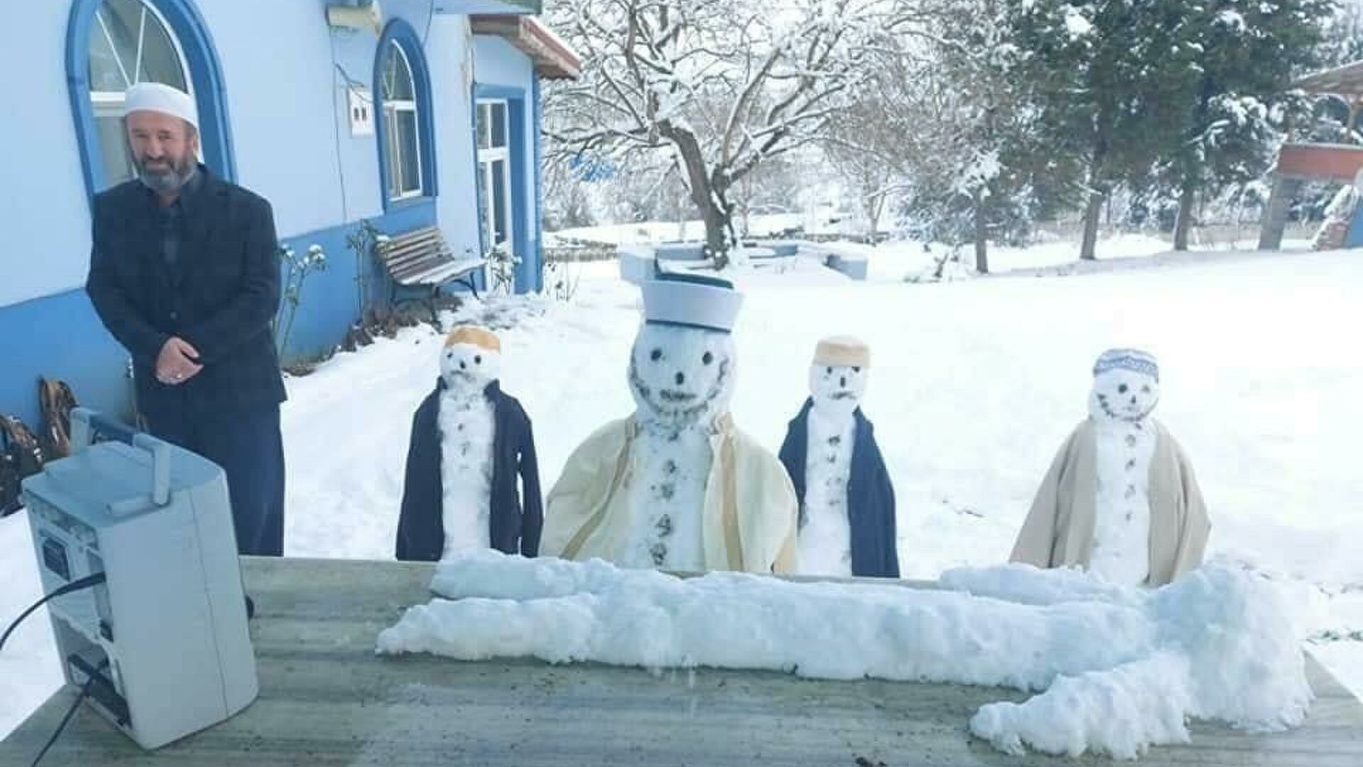 Nasıl bilirdiniz bu kardan adamı?: Kardan cemaatle kardan cenazenin  namazını kıldırdı