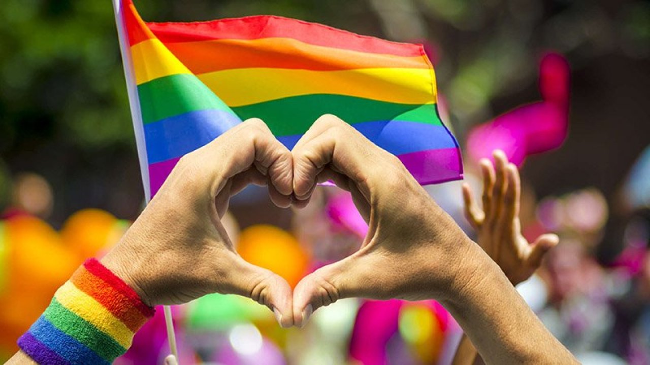 Yeni Şafak yazarı Ersin Çelik: Instagram son 15 günde LGBT’lilerle ilgili üç paylaşımımı kaldırdı
