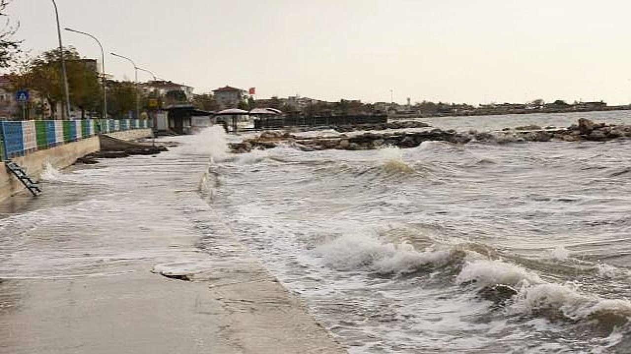 Marmara'da Kuvvetli Lodos: Balıkçılar Denize Açılamıyor