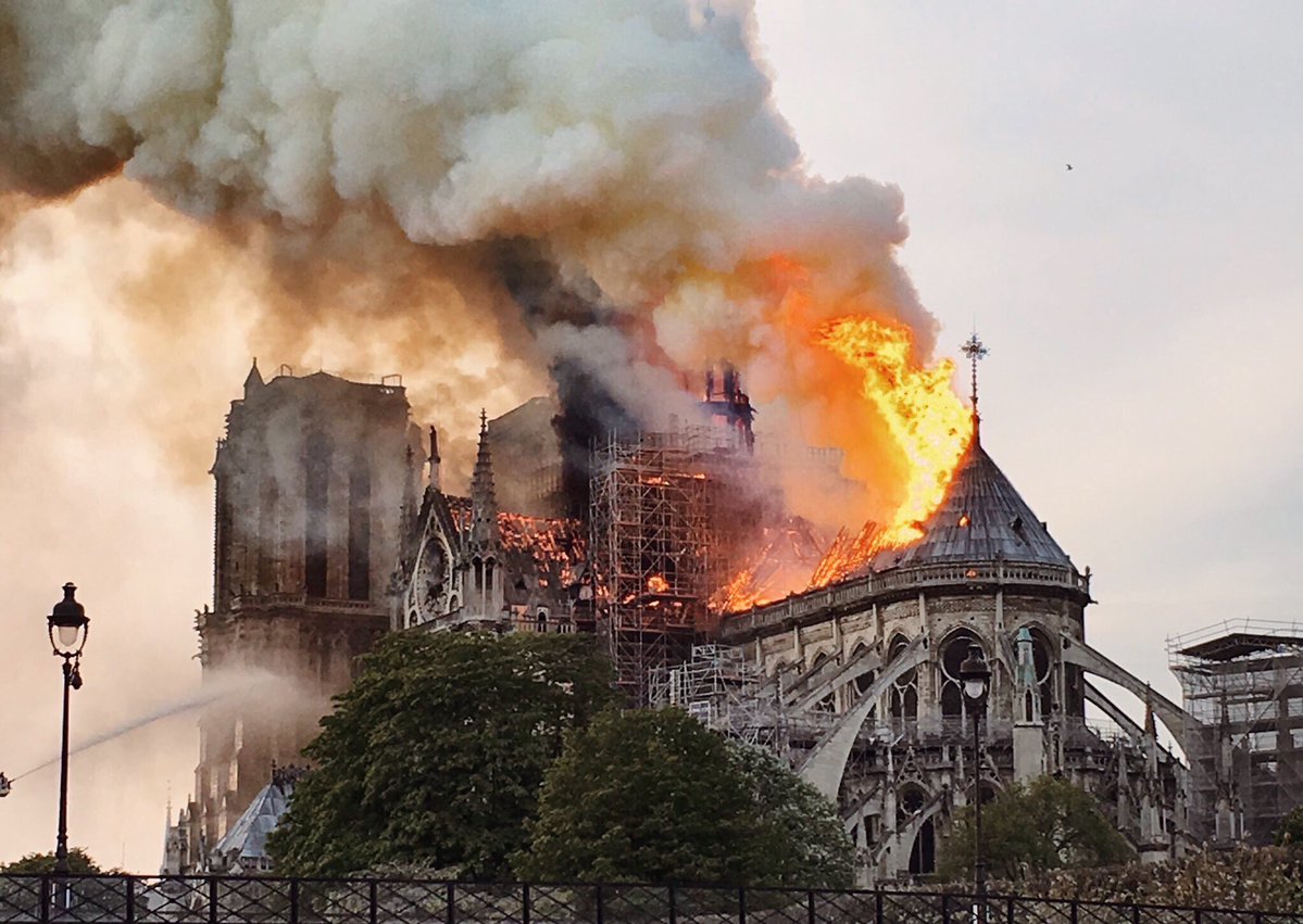 собор парижской богоматери пожар