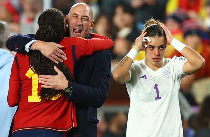 İspanya Futbol Federasyonu başkanından skandal hareket: FIFA Kadınlar  şampiyonu İspanya'nın futbolcusu Jenni Hermoso'yu dudağında öptü