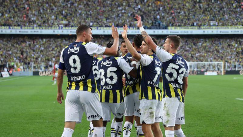 Fenerbahçe hem tutuyor hem atıyor