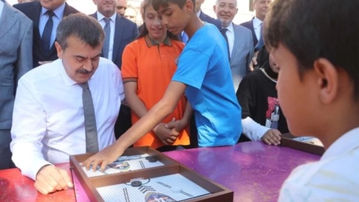 Milli Eğitim Bakanı Yusuf Tekin, deprem bölgesinde okulları ziyaret etti