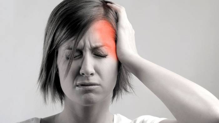 Baş ağrısı diyerek geçmeyin! Bu amansız hastalığın en büyük habercisi: İşte belirtileri