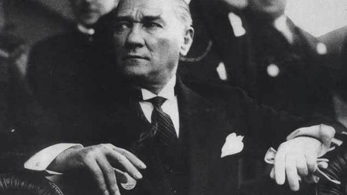 MEB'in hazırladığı Türkçe ders kitabında Atatürk ve Peyami Safa skandalı