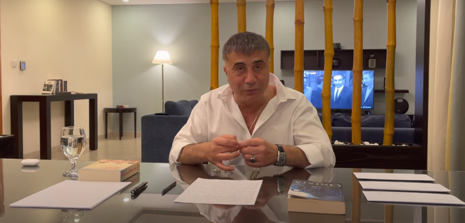 Bu ayrıntılar sadece ABC Gazetesi�nde. Peker konuşurken masasında duran